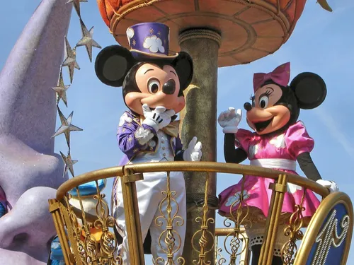 Des milliers de visiteurs confinés dans un célèbre parc d’attractions 
